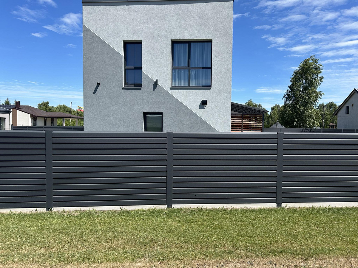 Modulinė tvora prie namo