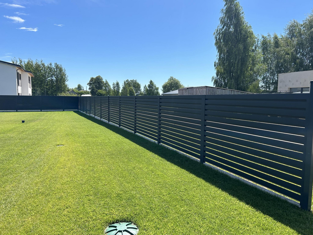 Sumontuota tvora su vartais